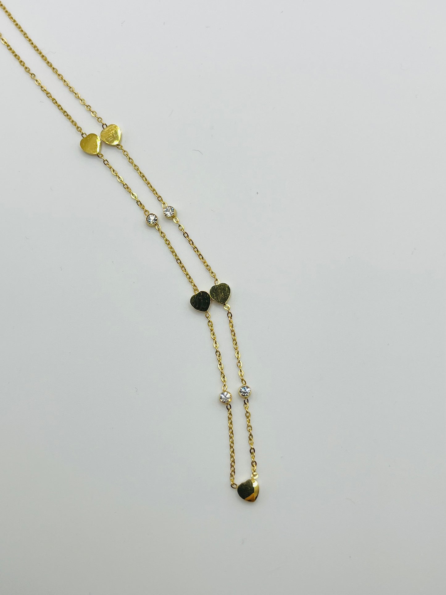 Collier motif cœur pierres strass serties clos