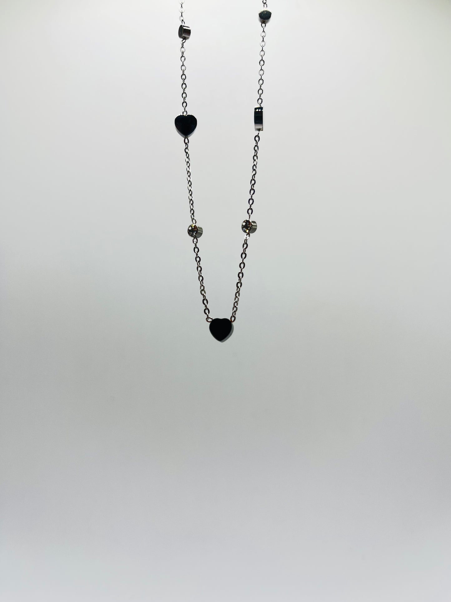 Collier acier motif cœur pierres strass serties clos