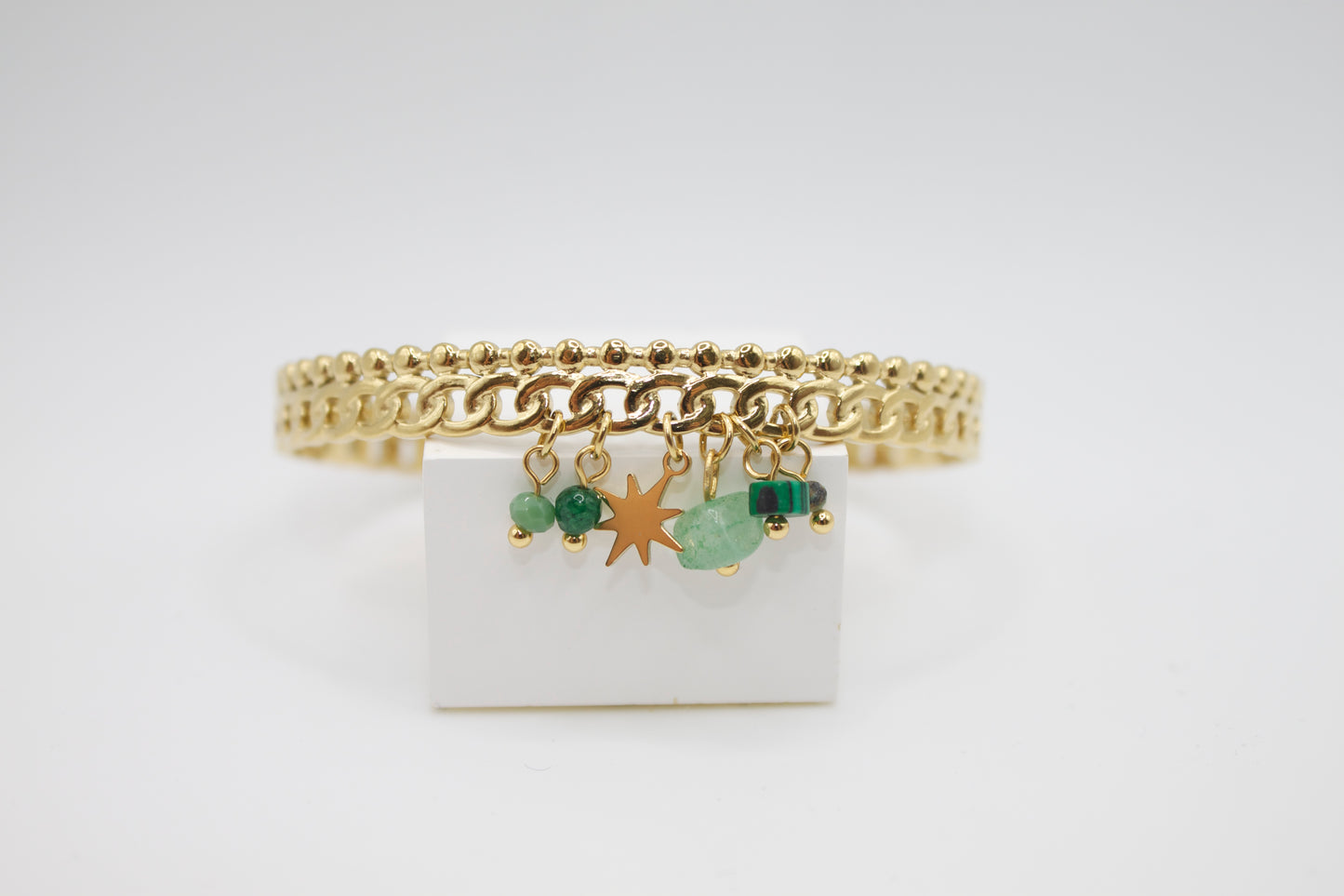 Bracelet rigide ouvert avec breloques vertes