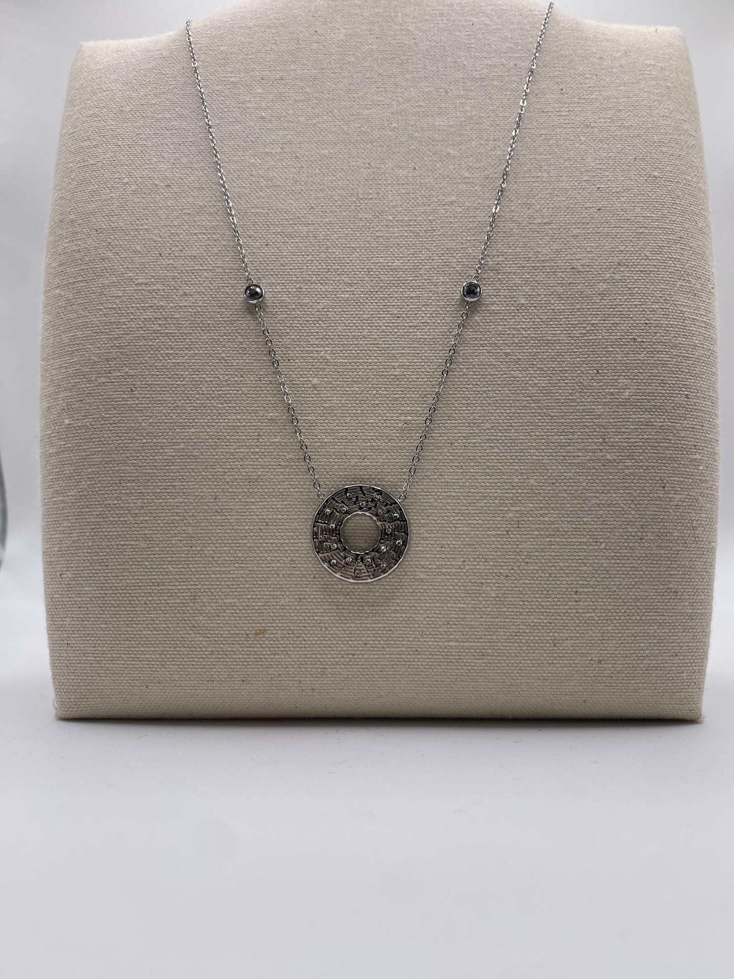 Collier acier pendentif rond et pierres