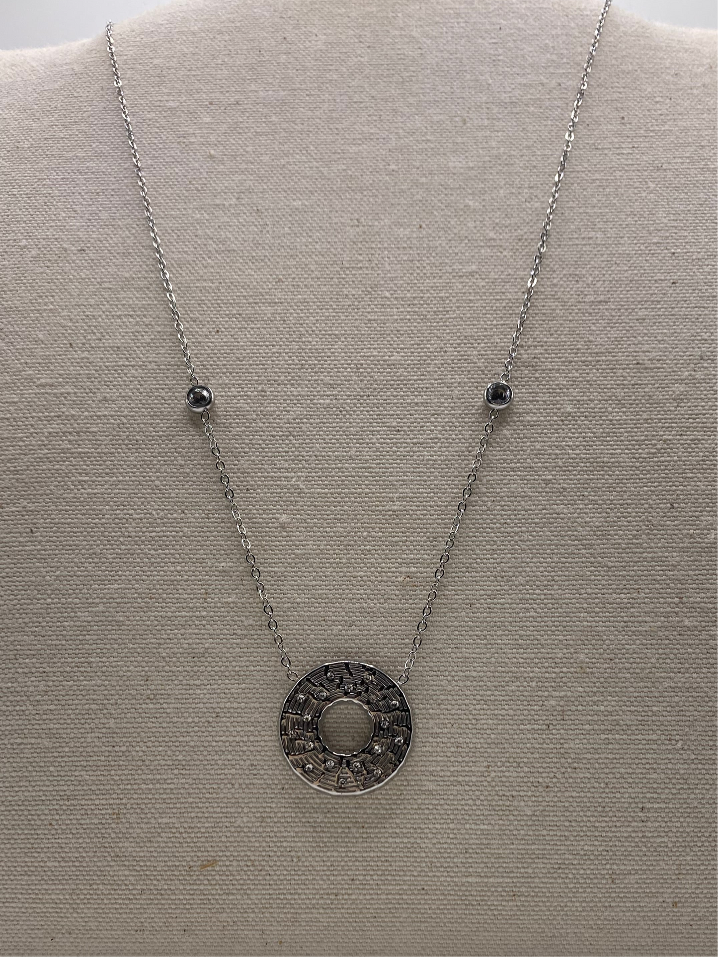 Collier acier pendentif rond et pierres