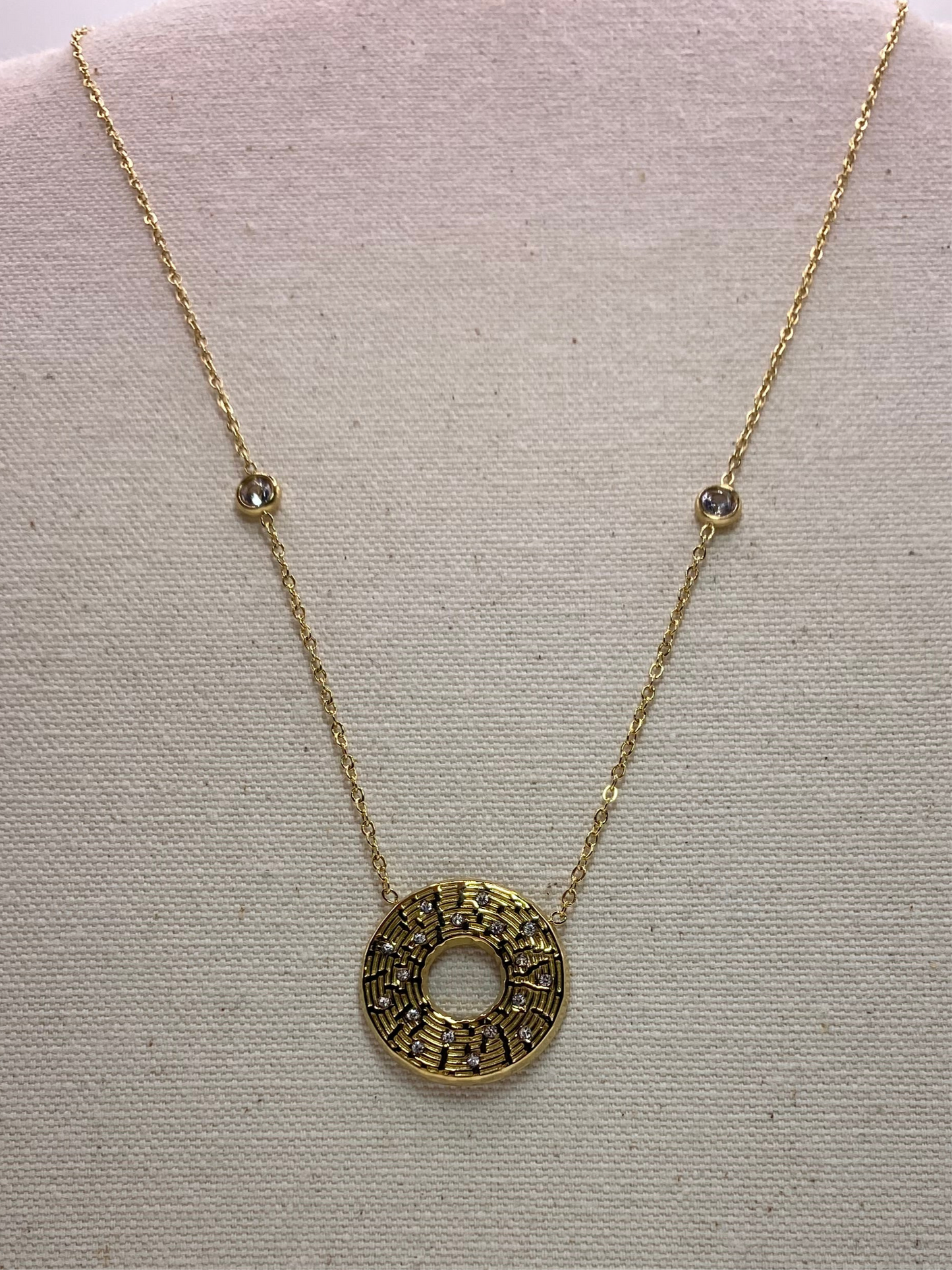 COLLIER ACIER JAUNE PENDENTIF ROND ET PIERRES